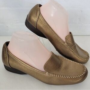 ✨ BareTraps Like New Gold Loafers Size 9